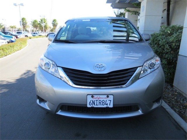 Toyota Sienna 2011 photo 1