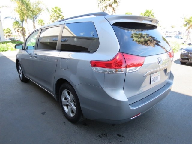 Toyota Sienna 2011 photo 3
