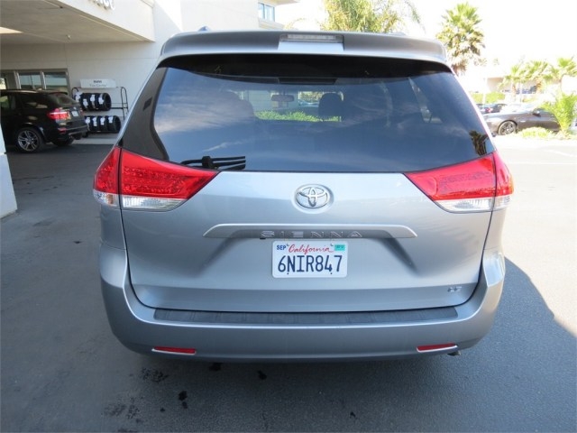 Toyota Sienna 2011 photo 4