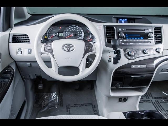 Toyota Sienna 2011 photo 3