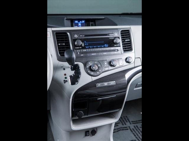 Toyota Sienna 2011 photo 4