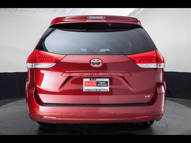 Toyota Sienna 2011 photo 2