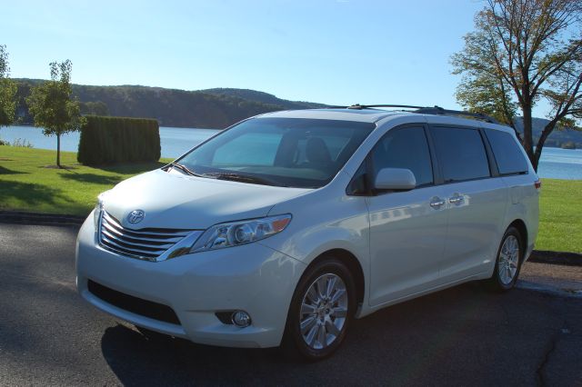 Toyota Sienna 2011 photo 1
