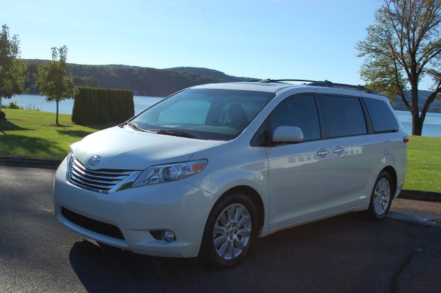 Toyota Sienna 2011 photo 4