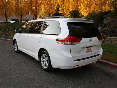 Toyota Sienna 2011 photo 2