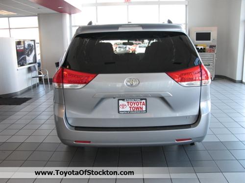 Toyota Sienna 2011 photo 2