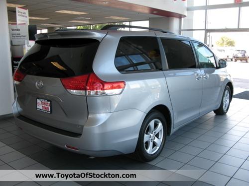 Toyota Sienna 2011 photo 3