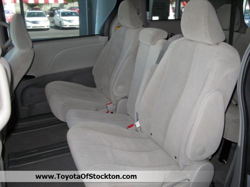Toyota Sienna 2011 photo 4