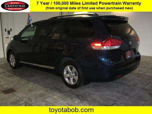 Toyota Sienna 2011 photo 2