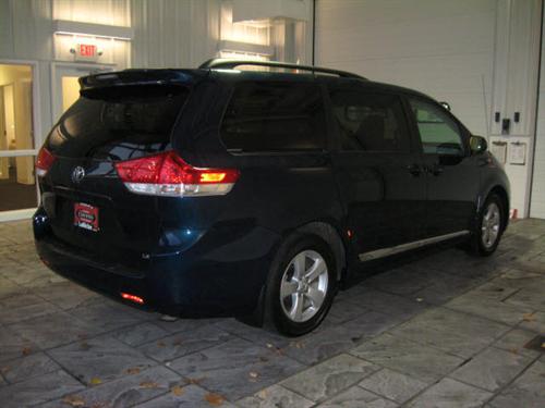 Toyota Sienna 2011 photo 3