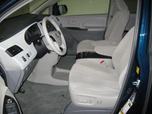 Toyota Sienna 2011 photo 4