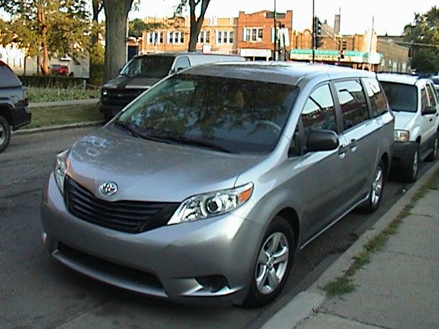 Toyota Sienna 2011 photo 1