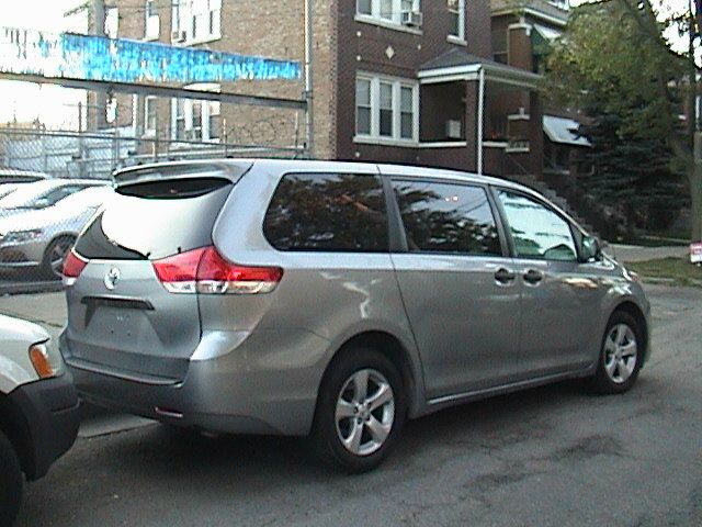 Toyota Sienna 2011 photo 3