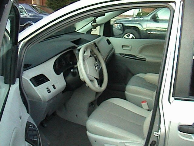 Toyota Sienna 2011 photo 4