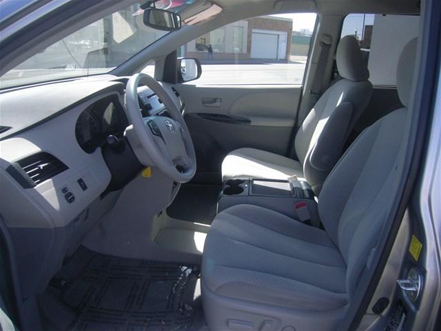 Toyota Sienna 2011 photo 1