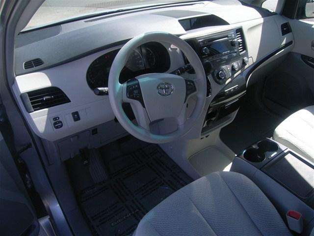 Toyota Sienna 2011 photo 2