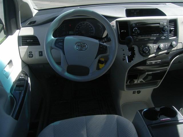 Toyota Sienna 2011 photo 3
