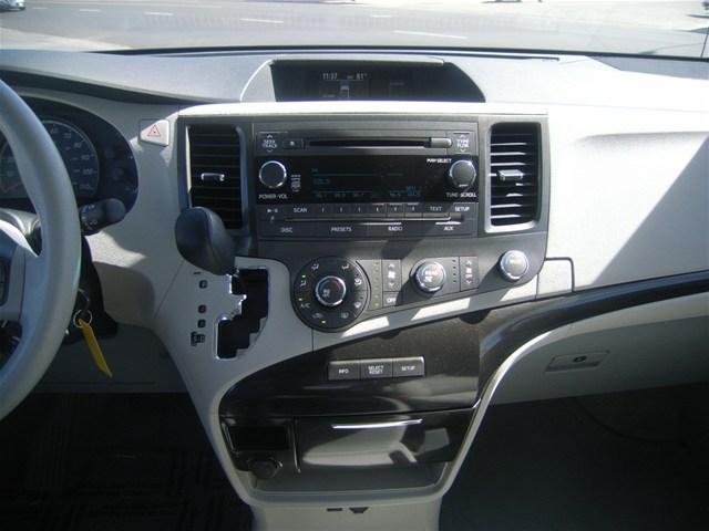 Toyota Sienna 2011 photo 4