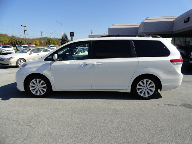 Toyota Sienna 2011 photo 1