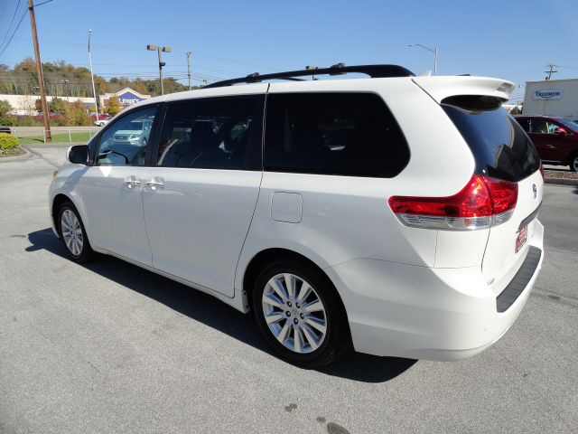 Toyota Sienna 2011 photo 2