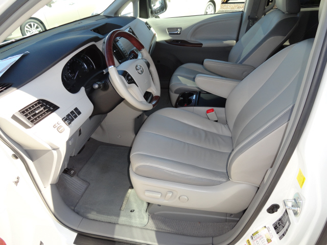 Toyota Sienna 2011 photo 3