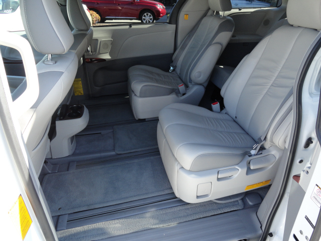 Toyota Sienna 2011 photo 4