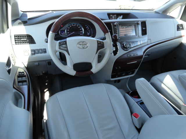 Toyota Sienna 2011 photo 5