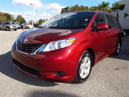 Toyota Sienna 2011 photo 2