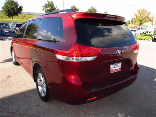 Toyota Sienna 2011 photo 3