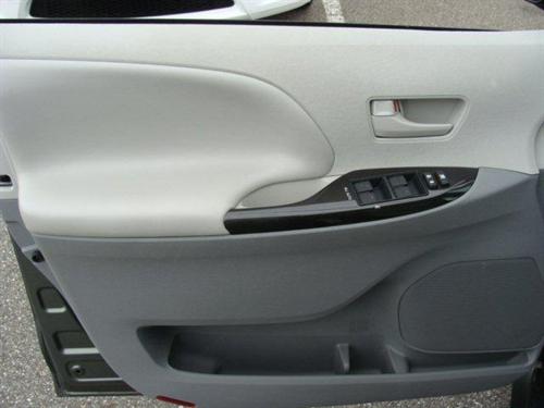 Toyota Sienna 2011 photo 1