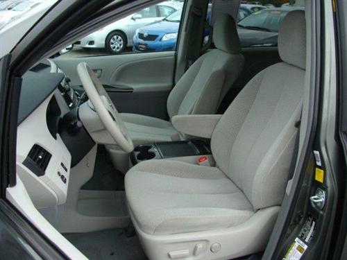 Toyota Sienna 2011 photo 2