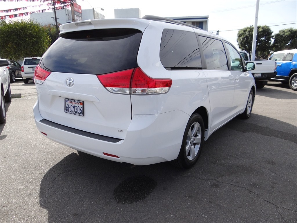 Toyota Sienna 2011 photo 2