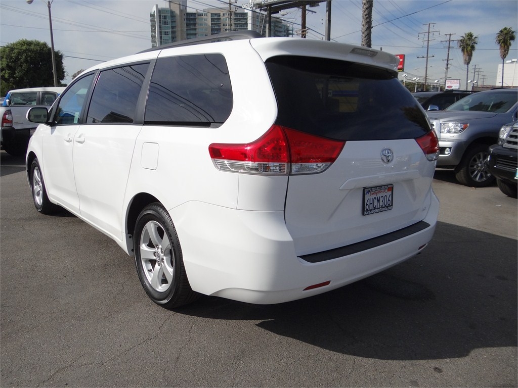 Toyota Sienna 2011 photo 3