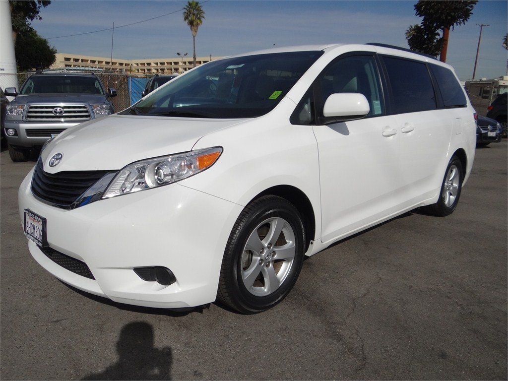 Toyota Sienna 2011 photo 4