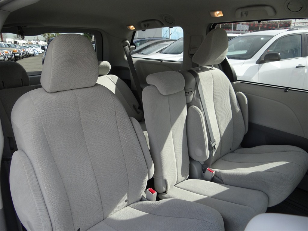Toyota Sienna 2011 photo 5