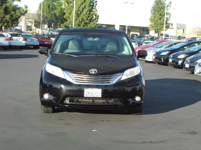 Toyota Sienna 2011 photo 2
