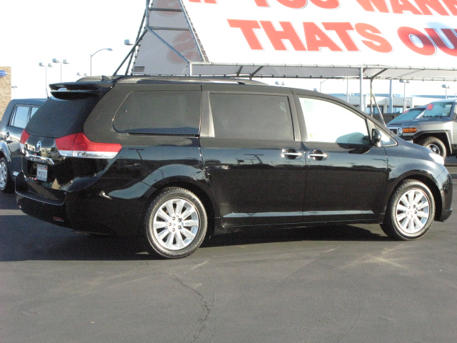 Toyota Sienna 2011 photo 4