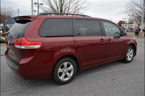 Toyota Sienna 2011 photo 2