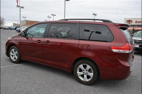 Toyota Sienna 2011 photo 3