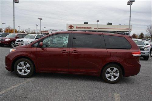Toyota Sienna 2011 photo 4