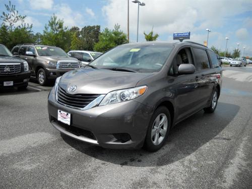 Toyota Sienna 2011 photo 1