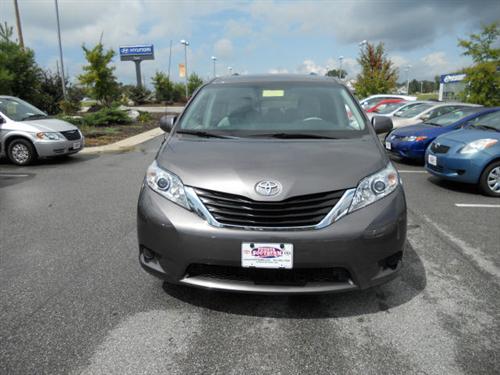 Toyota Sienna 2011 photo 2