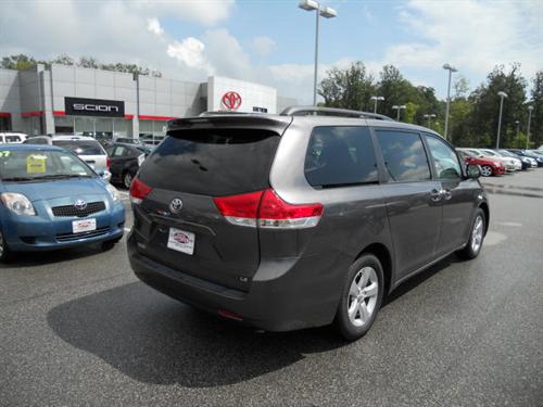Toyota Sienna 2011 photo 3