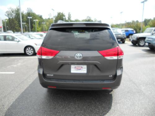 Toyota Sienna 2011 photo 4