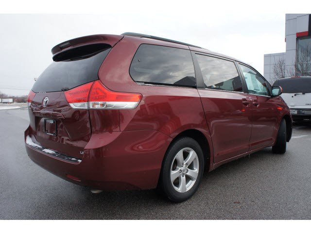 Toyota Sienna 2011 photo 2