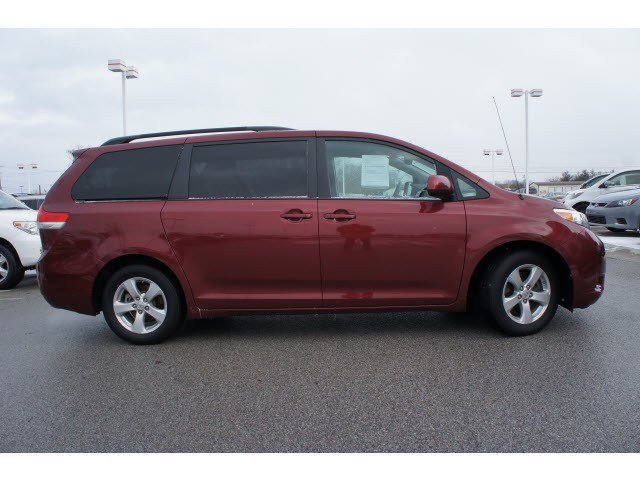 Toyota Sienna 2011 photo 1