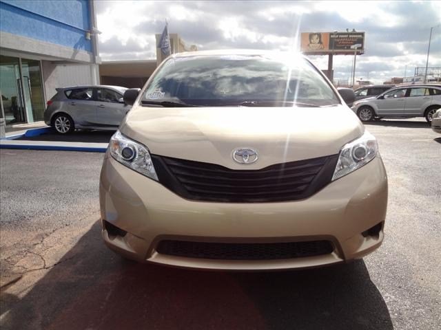 Toyota Sienna 2011 photo 3