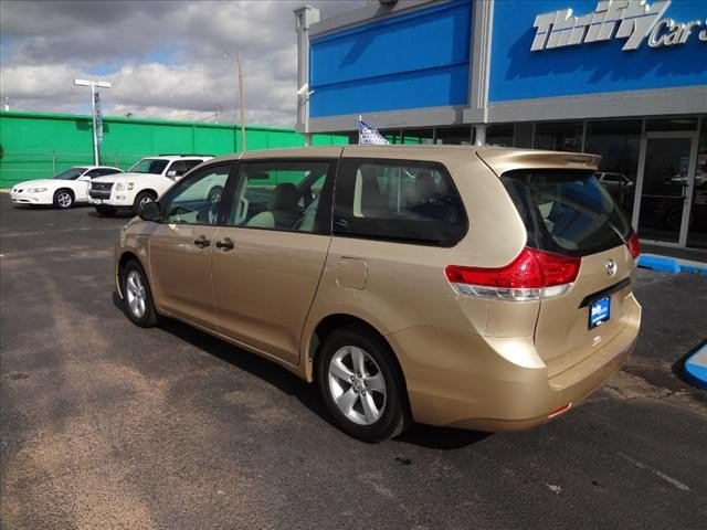 Toyota Sienna 2011 photo 2