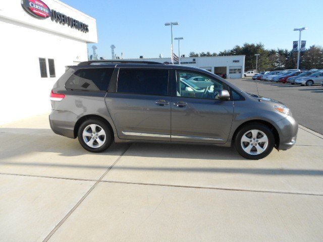 Toyota Sienna 2011 photo 1