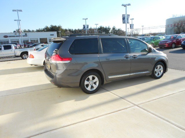 Toyota Sienna 2011 photo 2